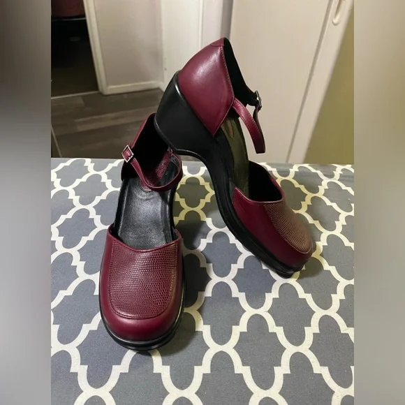 Moving Sale! Genuine Leather! Adorable 🥰 Burgundy Mary Jane Style Dansko Shoes - Picture 2 of 5